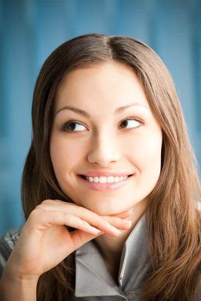 Молода щаслива усміхнена успішна бізнес-леді — стокове фото