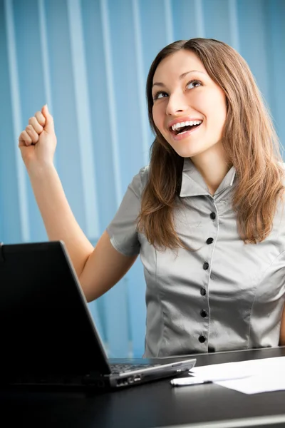 Jonge gelukkig lachend succesvolle zakenvrouw — Stockfoto