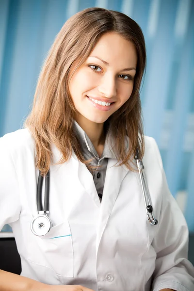 Giovane felice sorridente medico femminile di successo — Foto Stock