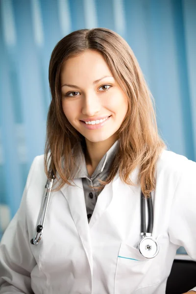 Νέους ευτυχής χαμογελαστοί επιτυχημένη γυναίκα γιατρό — Φωτογραφία Αρχείου