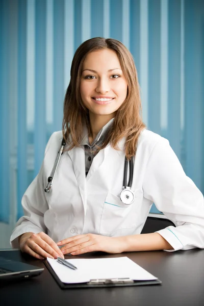 Jovem feliz sorrindo bem sucedido médico feminino — Fotografia de Stock