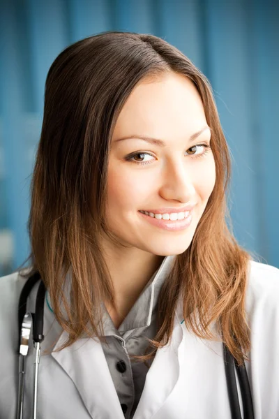 Genç mutlu gülümseyen başarılı kadın doktor — Stok fotoğraf