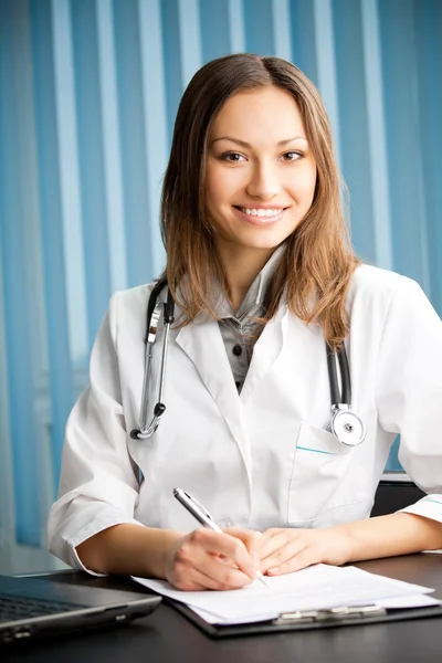 Młody szczęśliwy uśmiechający się udany kobieta lekarz — Zdjęcie stockowe