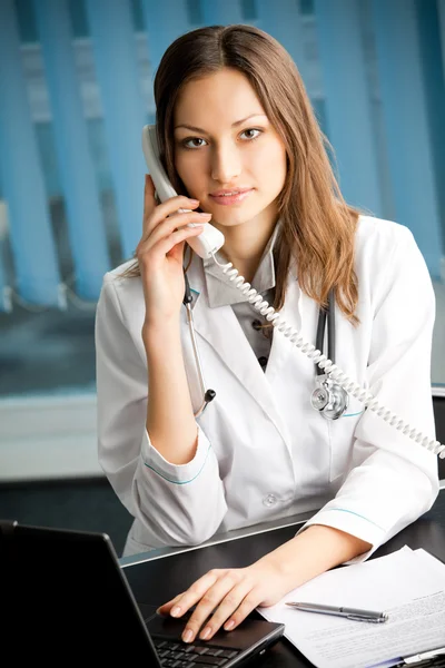Молодая счастливая улыбающаяся успешная женщина-врач — стоковое фото