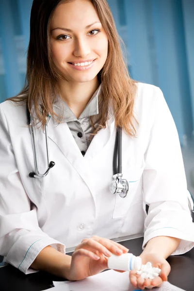 若い幸せな笑みを浮かべて成功女性医師 — ストック写真