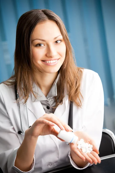 Giovane felice sorridente medico femminile di successo — Foto Stock