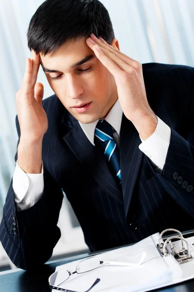 Мышление, усталость или болезнь с головной болью бизнесмен в офисе Стоковое Изображение