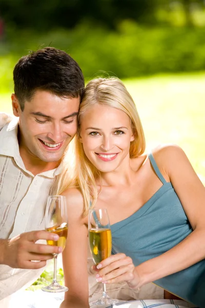 Junges Paar feiert mit Champagner im Freien Stockbild