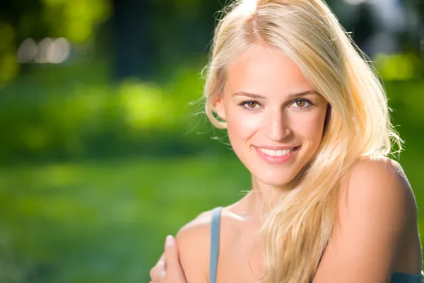 Портрет молодой красивой сексуальной улыбающейся женщины на открытом воздухе Лицензионные Стоковые Фото