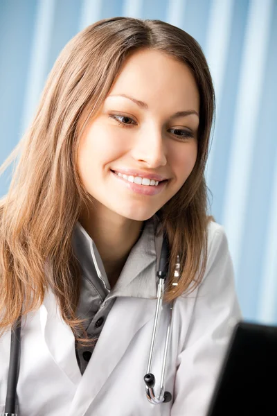 Jovem feliz sorrindo bem sucedido médico feminino Imagens Royalty-Free