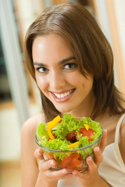 Retrato de mujer joven con ensalada en casa —  Fotos de Stock