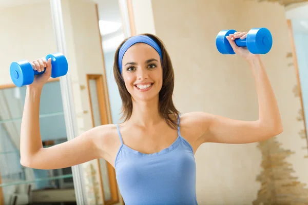 Mladá šťastná žena dělá fitness cvičení doma — Stock fotografie