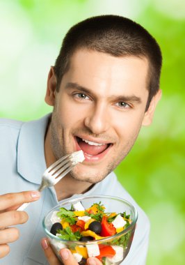 mutlu delikanlı yeme salata, açık havada portresi