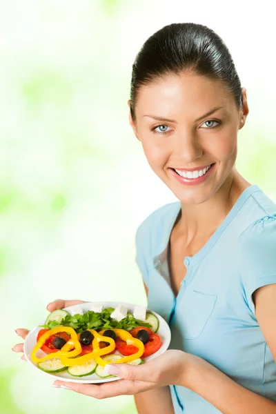 Jeune femme souriante heureuse avec salade, en plein air — Photo
