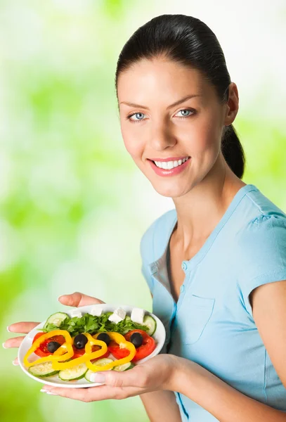 Jeune femme souriante heureuse avec salade, en plein air — Photo