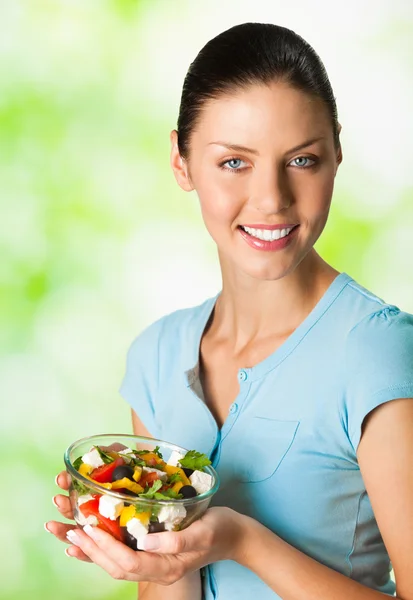 Jonge gelukkig lachende vrouw met salade, buiten — Stockfoto