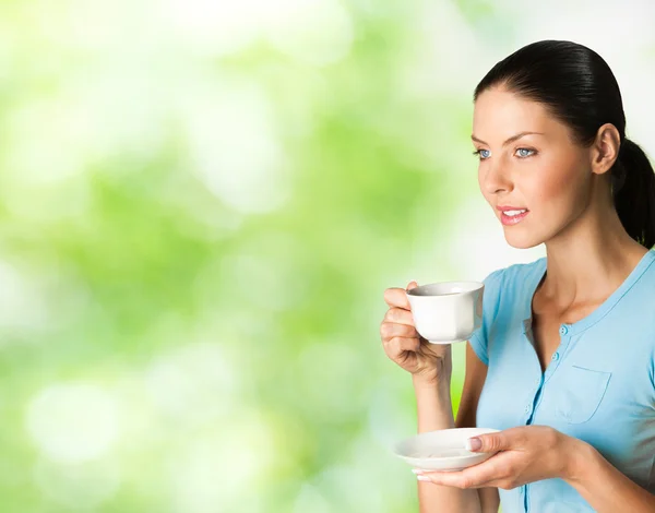 ผู้หญิงสาวที่มีความสุขที่ยิ้ม ดื่มกาแฟ กลางแจ้ง — ภาพถ่ายสต็อก