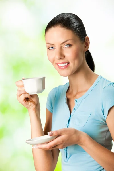 야외에서 커피를 마시는 젊은 행복 한 웃는 여자 — 스톡 사진
