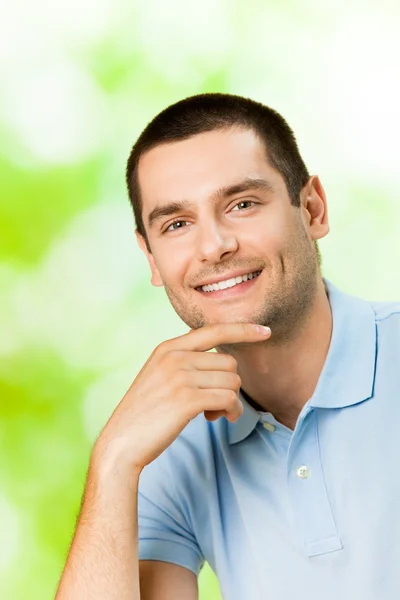 Retrato de jovem atraente sorridente homem, ao ar livre — Fotografia de Stock