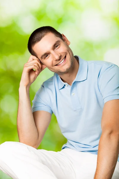 Portret van jonge aantrekkelijke lachende man, buitenshuis — Stockfoto