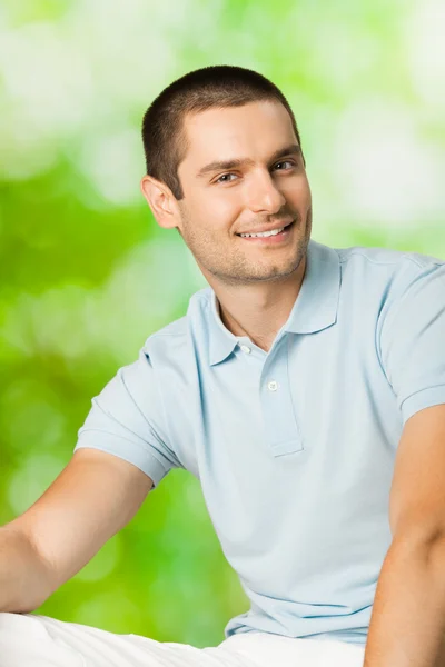 Portrét šťastný usmívající se atraktivní mladík, venku — Stock fotografie