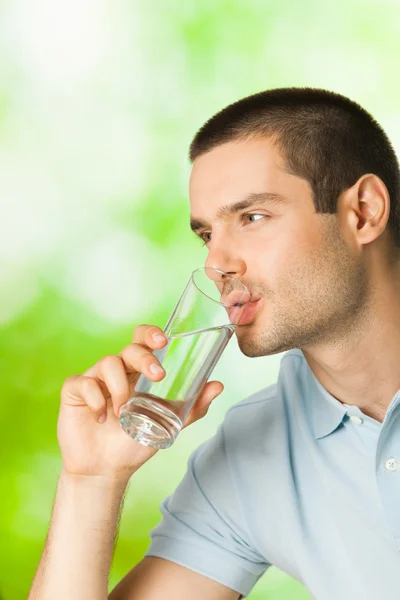 Junger Mann trinkt Wasser, im Freien — Stockfoto