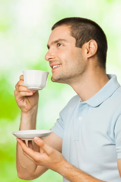 屋外コーヒーを飲みながら若い幸せな笑みを浮かべて男の肖像 — ストック写真