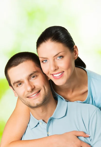 若い魅力的なカップル、屋外の笑顔幸せ — ストック写真