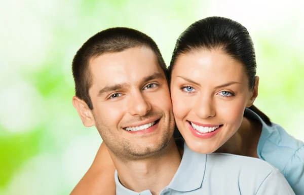 Retrato de jovem feliz casal sorridente — Fotografia de Stock