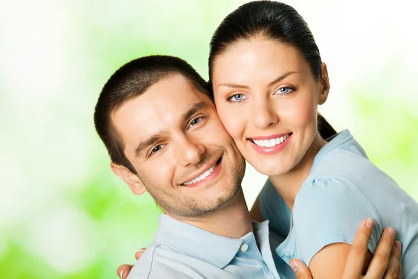 Portrait de jeune couple souriant heureux — Photo