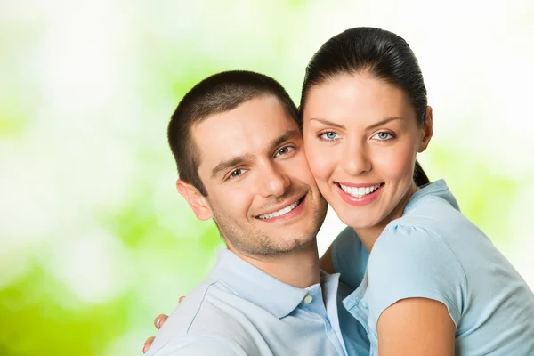 Portrait de jeune couple souriant heureux — Photo