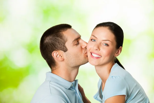 젊은 행복 한 미소 커플의 초상화 — 스톡 사진