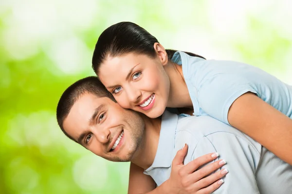 Retrato de joven feliz pareja sonriente —  Fotos de Stock