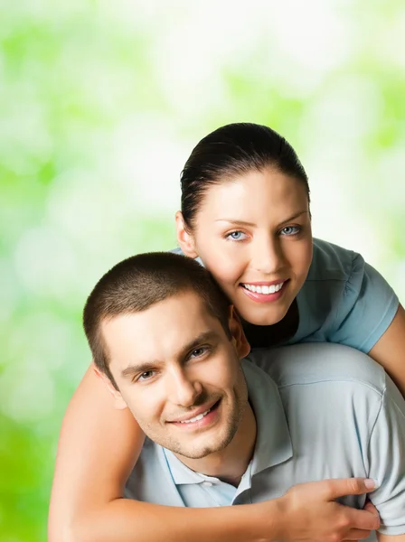 若い幸せな笑みを浮かべてカップルの肖像画 — ストック写真