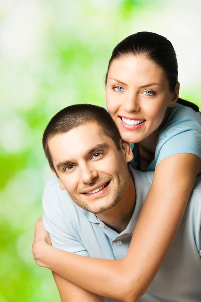 快乐微笑着对年轻夫妇的肖像 — 图库照片