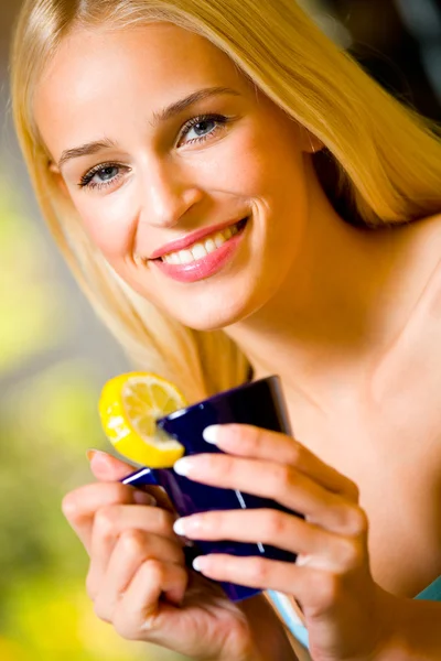 Portré fiatal gyönyörű boldog nő teával — Stock Fotó