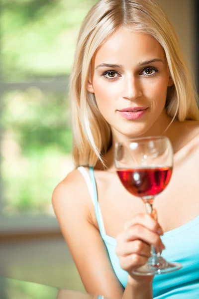 Νεαρή ευτυχής χαμογελαστό γυναίκα με ποτήρι κόκκινο κρασί — Φωτογραφία Αρχείου