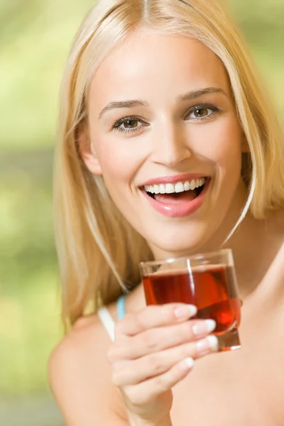 Boldog, fiatal nő, pohár gránát gyümölcslé — Stock Fotó