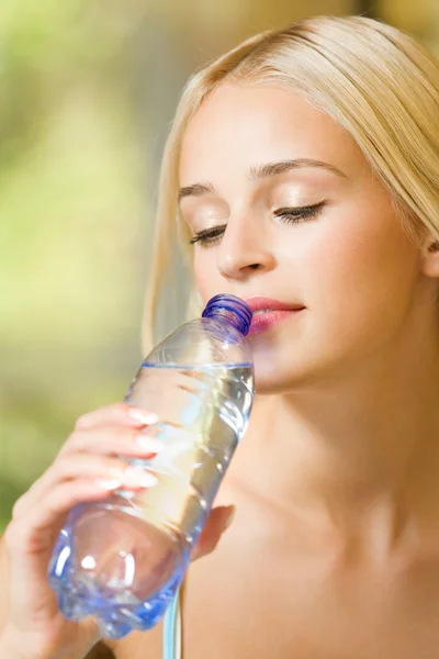 Mujer con botella de agua, al aire libre — Foto de Stock