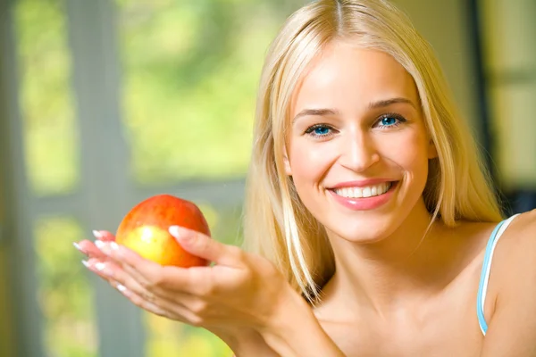 Portré, fiatal, boldog mosolygó nő az apple — Stock Fotó