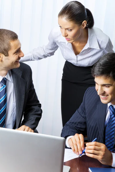 Drie zakenmensen werken op kantoor — Stockfoto