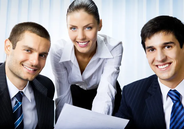 Drei Geschäftsleute arbeiten im Büro mit Dokumenten — Stockfoto