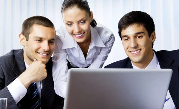 Tre affärsmän som arbetar med laptop på kontoret — Stockfoto