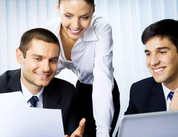 Drie zakenmensen werken met document op kantoor — Stockfoto