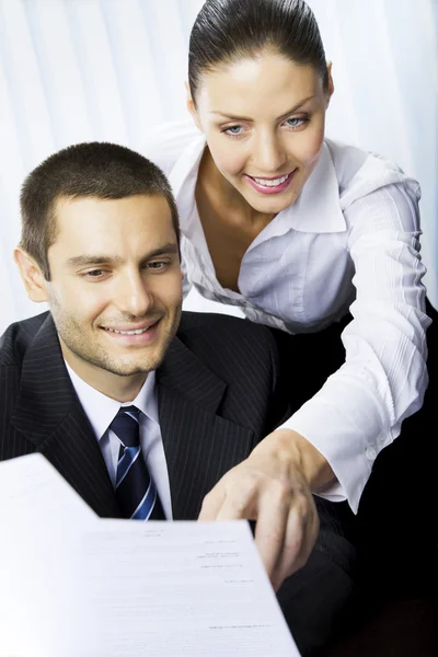 Due uomini d'affari, o donna d'affari e cliente, con documento a — Foto Stock