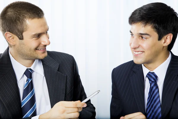 Dos empresarios o cliente y empresario, dando pluma para sig — Foto de Stock