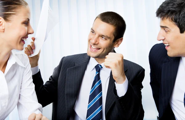 Щасливі успішні жести бізнесменів з документом в офісі — стокове фото