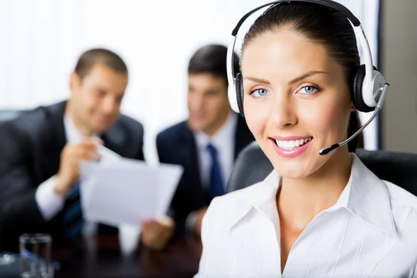 Portret vrouwelijke ondersteuning telefoon operator op werkplek — Stockfoto