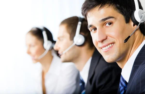 Tre operatori telefonici di supporto sul posto di lavoro — Foto Stock