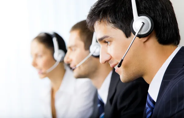 Três operadores de telefonia de apoio no local de trabalho — Fotografia de Stock